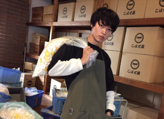 [新闻]171107 山崎贤人这个姿势有点酷