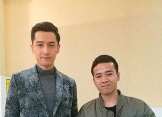 [新闻]171109 仙剑迷遇胡歌激动合影 大赞本人超帅超级好