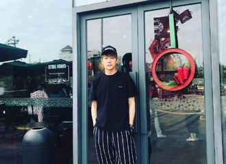 [新闻]171112 徐海乔更新INS放耍酷照考验眼力 眼镜就不好好戴？