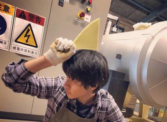 [新闻]171113 山崎贤人ins更新  围裙贤贤侧颜满分