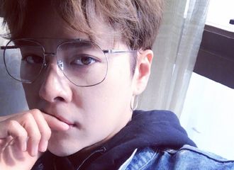 [新闻]171114 徐海乔更博发自拍 极具诱惑的脸部特写撩空血槽