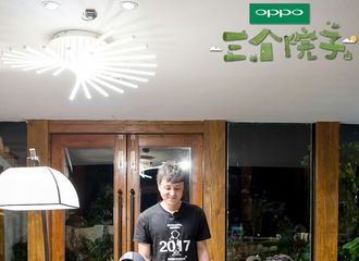 [新闻]171116 《三个院子》公开福利图 小新竟然被陈赫扑倒了！