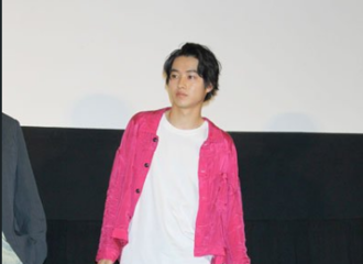 [分享]171122 穿粉色系衣服出席活动的山崎贤人