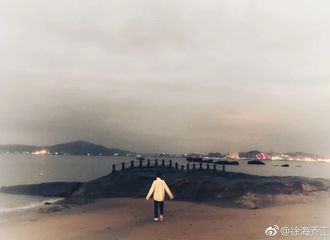 [分享]171123 徐海乔工作室发福利照 扎根剧组海边拍戏的美少年
