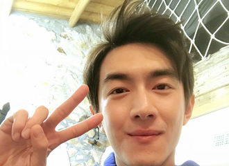 [新闻]171125 感天动地！林更新久违晒自拍 比剪刀手显俏皮