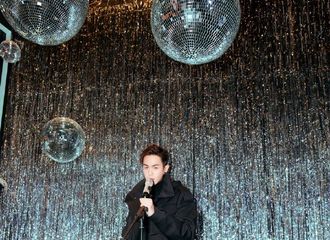 [新闻]171126 张若昀时髦亮相红秀潮看时尚60年展 随意一拍都是时尚大片
