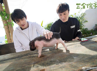 [新闻]171127 惊呆！林更新朱桢《三个院子》搭伙养猪