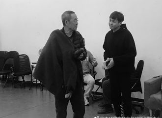 [新闻]171202 张若昀话剧联排进行中 诚恳讨教模样引期待