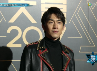 [新闻]171203 林更新亮相星光大赏红毯 着黑皮衣潇洒不羁