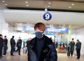 [新闻]171208 徐海乔厦门飞北京 黑衣黄发诠释帅气大佬的机场时尚