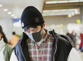 [新闻]171209 井柏然大连出发北京 羽绒服加身保暖系数五颗星