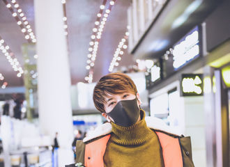 [分享]171211 徐海乔化身小王子手捧玫瑰 酷似来机场接你的男朋友？
