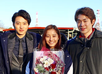 [新闻]171216 《致命之吻》剧组为新木优子庆生    贤贤与寿星的合照