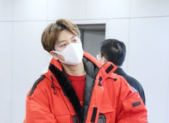 [新闻]171216 徐海乔返回厦门 一袭惹眼红衣暖心与粉丝挥手道别