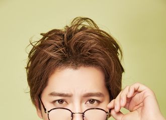 [新闻]171220 徐海乔长外套搭白T玩转学长风 随性休闲时尚感十足