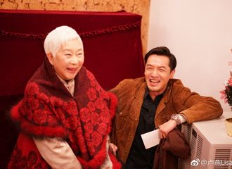 [新闻]171225 前辈面前变成大孩子 胡歌见到卢燕老师笑成“傻瓜”