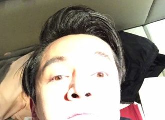 [新闻]171226 胡歌的偶像包袱又掉了 有颜任性晒仰脸自拍