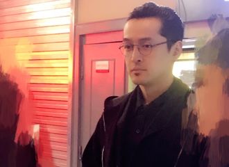 [新闻]171227 胡歌现身某网红咖啡馆 素颜依旧帅气难挡