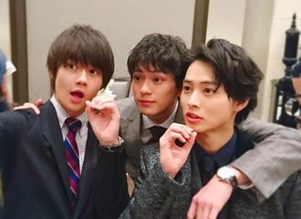 [新闻]171230 《致命之吻》花絮照更新   三位帅哥的养眼合照