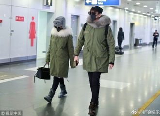 [新闻]171231 张若昀唐艺昕穿情侣装撒狗粮 合体现身机场