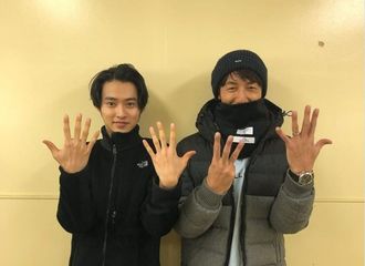 [新闻]180104 与前辈合影   贤贤展示美手