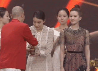 [新闻]180118 刘诗诗微博之夜获“微博女神”奖 未来继续砥砺前行！