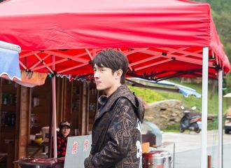[新闻]180121 林更新《三个院子》路边吃烤肠 打篮球少年感十足