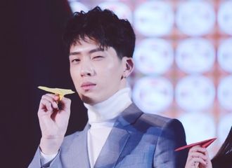 [新闻]180121 井柏然今日亮相品牌活动诠释冬日时尚 小表情高萌令人无法抗拒