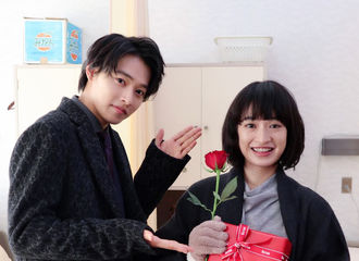 [新闻]180125 《致命之吻》花絮照更新    单膝跪地的可爱贤贤