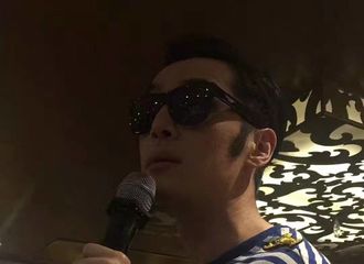[新闻]180126 胡歌穿海魂衫现身年会 模仿猫王鬓角超抢镜