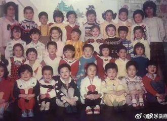[新闻]180205 胡歌童年集体照毛衣抢镜 网友:从小走在时尚尖端