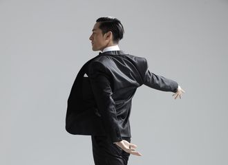 [新闻]180207 胡歌放飞自我拍大片 被调侃像“快乐的傻子”