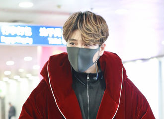 [新闻]180207 徐海乔红红火火现身首都机场 保暖与时尚双兼备