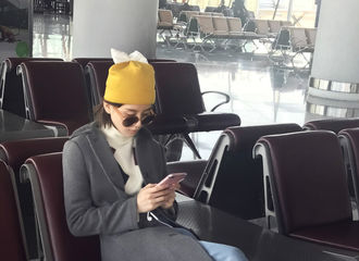 [新闻]180208 刘诗诗简约造型亮相机场 启程出发纽约时装周