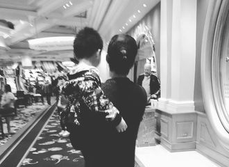[新闻]180217 “宠娃狂魔”INS晒背影照 陈学冬“偷”孩子啦！