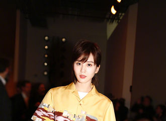 [新闻]180223 刘诗诗亮相米兰时装周TOD'S大秀 酷帅男朋友撩你没商量