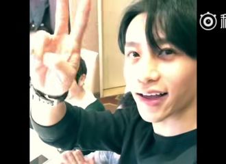 [新闻]180223 魏晨更博送生日宴视频 家人围坐圆桌为魏晨庆生
