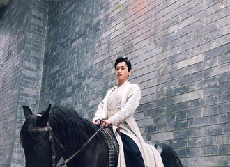 [新闻]180225 张若昀微博更新晒与“老友”合照 白衣配黑马尽显潇洒帅气