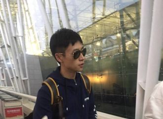 [新闻]180303 魏晨换新发型 清爽帅气亮相机场