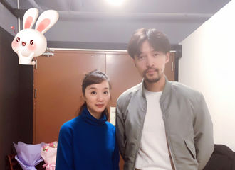 [新闻]180306 网友晒与胡歌合影 中分胡歌更显嫩