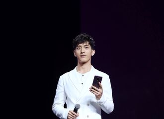 [新闻]180307 井柏然养眼现身品牌发布会 慢生活态度彰显雅致格调
