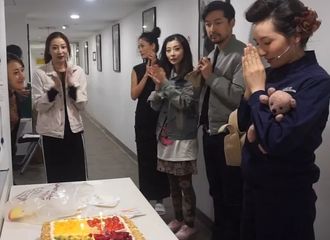 [分享]180308 对蛋糕的执念30年如一日 胡歌直视蛋糕眼神成焦点