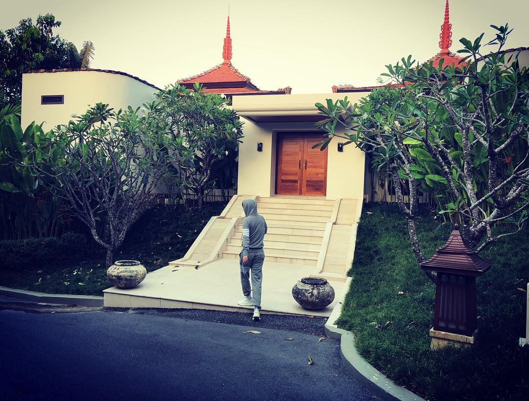 [新闻]180309 旅游ing的徐海乔更新社交动态 酒店门帅气背影把还在睡梦中的你叫醒