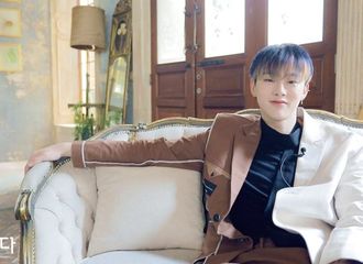 [分享]180314 男孩子坐在沙发上旁边留下一个空位置就是要......
