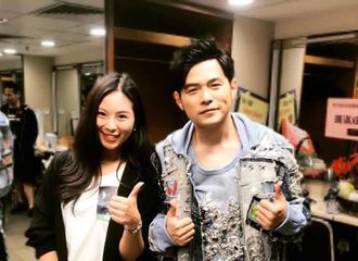 [新闻]180318 周杰伦地表最强2香港站合照小合集 杰伦哥剪刀手点赞手出神入化
