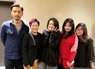 [新闻]180318 胡歌赵薇合照曝光 “夕阳天使”合体捧场胡歌