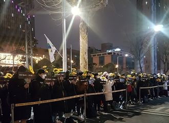 [新闻]180321 第二次线下示威的Joyful们 冒着大雪的安静样子真的让人心疼...