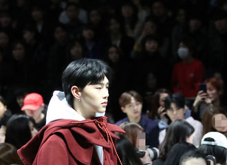 [新闻]180323 权玄彬HERA2018 F/W首尔时装周T台秀现场照来袭！