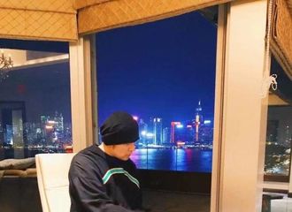 [新闻]180323 周杰伦更新ins 夜景下捂脸倦态尽显