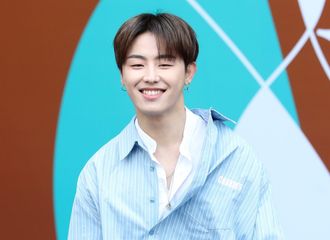 [新闻]180323 有权出席2018 F/W首尔时装周 简洁清爽的休闲风造型